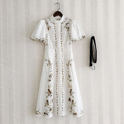 Vestido midi branco estampa floral nanquim