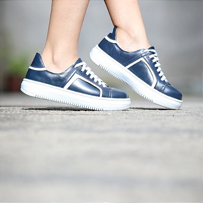 Tênis em Couro Nori Azul Marinho com Branco