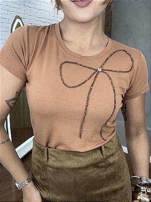 Tshirt Feminina Decote Redondo Caramelo Laço Strass