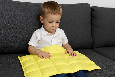 Mini Manta Ponderada (LAP PAD) - 1,5 KG - 50 cm x 35cm com peso, é indicado para Autismo e TDAH - Antialérgico - Lavável – Personalize a cor do tecido - Frete Grátis todo Brasil