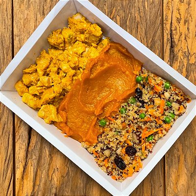 Frango ao curry, purê de abóbora e cuzcuz de quinoa com cranberry e castanhas - 300g