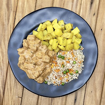 Strogonoff de frango light, arroz integral colorido e batata rústica assada - 350g