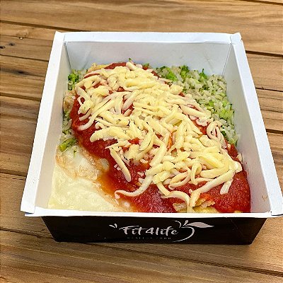 Parmegiana de frango assado com muçarela light, arroz integral com brócolis e purê de batata light - 350g