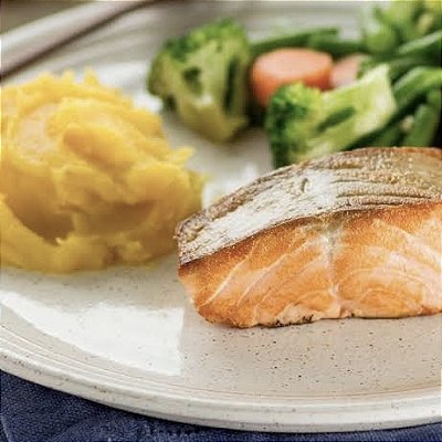 Salmão com páprica, purê de mandioquinha, cenoura com brócolis - 300g