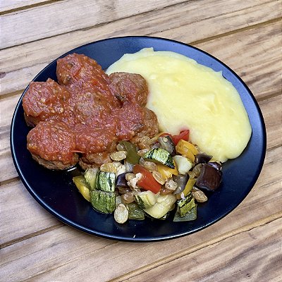 Almôndega de patinho, purê de aipim e caponata de berinjela - 300g