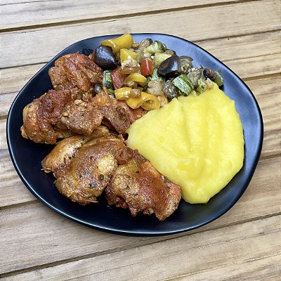 Filé de coxa assado, purê de mandioquinha e caponata de berinjela - 300g