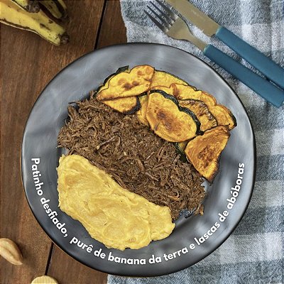 Carne desfiada, purê de banana da terra e abóboras rústicas assadas - 300g