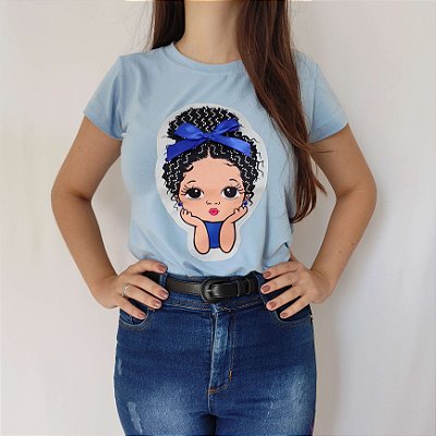 Camiseta Feminina T-Shirt Luxo Azul Claro com Acessórios Estampa Menina Lacinho