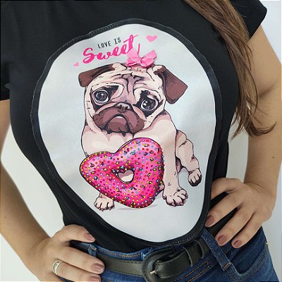 Camiseta Feminina T-Shirt Luxo Preta com Acessórios Estampa Pet Pug Coração