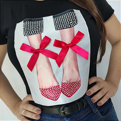 Camiseta Feminina T-Shirt Luxo Preta com Acessórios Estampa Scarpin Lacinhos
