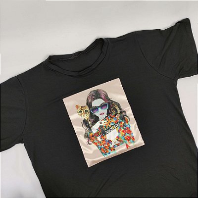 Camiseta Feminina T-Shirt Luxo Preta com Acessórios Estampa Mulher com Gatinho