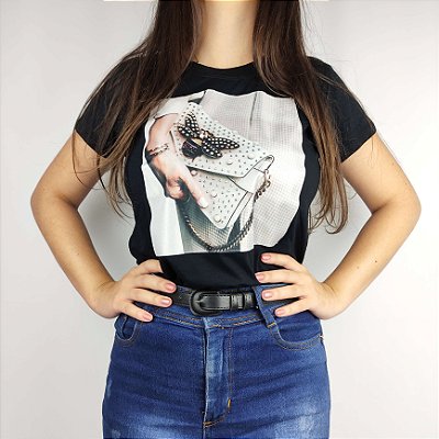Camiseta Feminina T-Shirt Luxo Preta com Acessórios Estampa Bolsa Pérolas