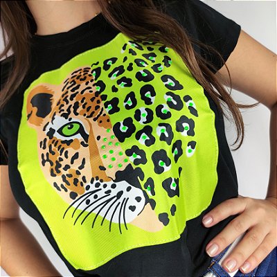 Camiseta Feminina T-Shirt Luxo Preta com Acessórios Estampa Onça Verde