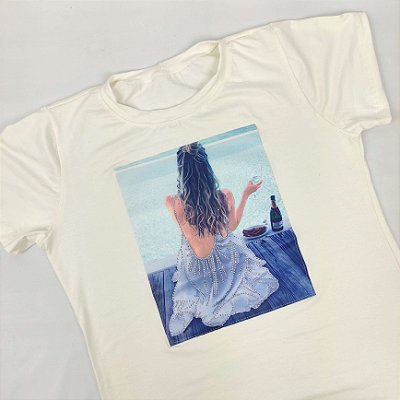 Camiseta Feminina T-Shirt Luxo Branca Off White com Acessórios Estampa Mulher Maldivas