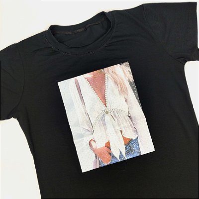 Camiseta Feminina T-Shirt Luxo Preta com Acessórios Estampa Mulher com Colar