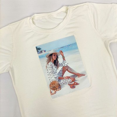 Camiseta Feminina T-Shirt Luxo Branca Off White com Acessórios Estampa Mulher na Praia