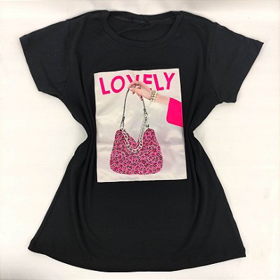 Camiseta Feminina T-Shirt Luxo Preta com Acessórios Estampa Bolsa Lovely Rosa