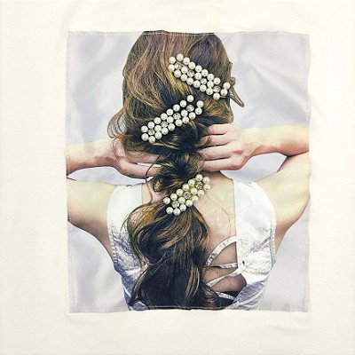 Camiseta Feminina T-Shirt Luxo Off White com Acessórios Estampa Penteado Pérolas