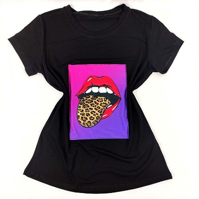 Camiseta Feminina T-Shirt Luxo Preta com Acessórios Estampa Boca Kiss
