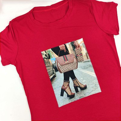 Camiseta Feminina T-Shirt Luxo Vermelha com Acessórios Estampa Sandália Meia Pata