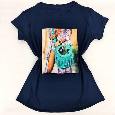 Camiseta Feminina T-Shirt Luxo Azul Marinho com Acessórios Estampa Bolsa Peixinho