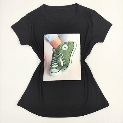 Camiseta Feminina T-Shirt Luxo Preta com Acessórios Estampa Tênis Star Verde