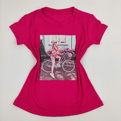 Camiseta Feminina T-Shirt Luxo Rosa Pink com Acessórios Estampa Mulher na Bicicleta