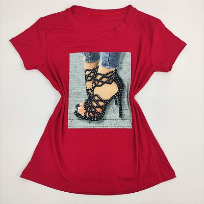 Camiseta Feminina T-Shirt Luxo Vermelha com Acessórios Estampa Sandália Preta