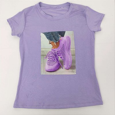 Camiseta Feminina T-Shirt Luxo Lilás com Acessórios Estampa Tênis Lilás