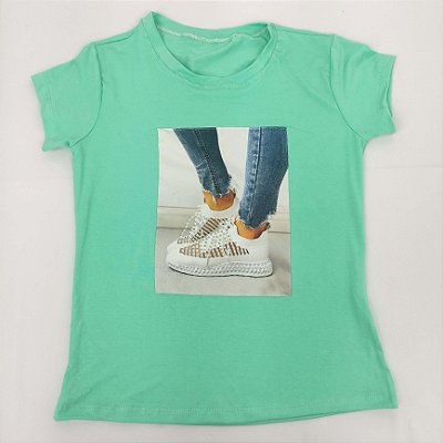 Camiseta Feminina T-Shirt Luxo Verde Água Bebê com Acessórios Estampa Tênis Branco