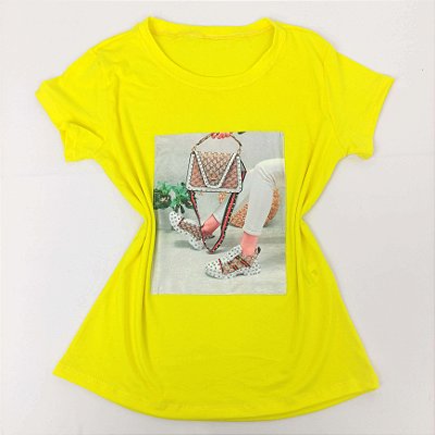 Camiseta Feminina T-Shirt Luxo Amarela com Acessórios Estampa Tênis Bolsa