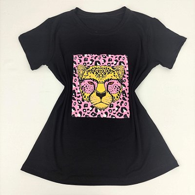 Camiseta Feminina T-Shirt Luxo Preta com Acessórios Estampa Onça Fundo Rosa