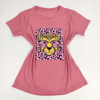 Camiseta Feminina T-Shirt Luxo Rosa Escuro com Acessórios Estampa Onça Fundo Rosa