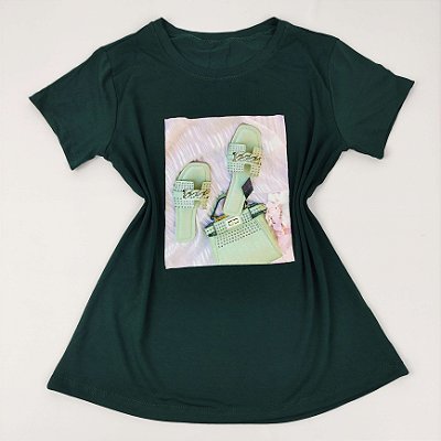 Camiseta Feminina T-Shirt Luxo Verde Militar com Acessórios Estampa Rasteira e Bolsa