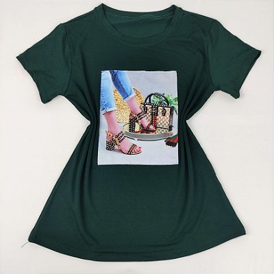 Camiseta Feminina T-Shirt Luxo Verde Militar com Acessórios Estampa Sandália e Bolsa
