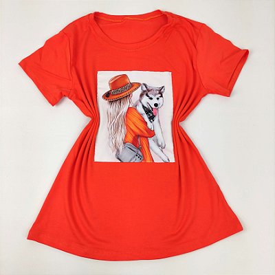 Camiseta Feminina T-Shirt Luxo Laranja com Acessórios Estampa Mulher com Cachorro