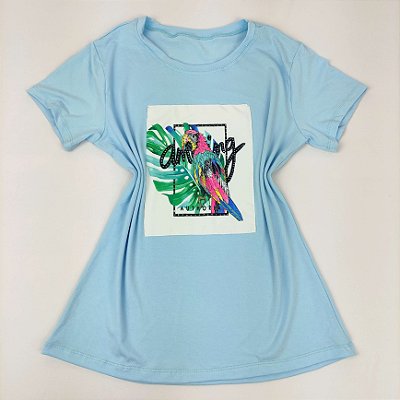 Camiseta Feminina T-Shirt Luxo Azul Claro Bebê com Acessórios Estampa Arara Amazing