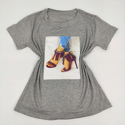 Camiseta Feminina T-Shirt Cinza Mescla com Acessórios Estampa Sandália Roxa