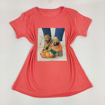 Camiseta Feminina T-Shirt Coral com Acessórios Estampa Sandália Colorida