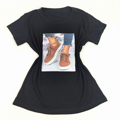 Camiseta Feminina T-Shirt Preta com Acessórios Estampa Tênis Marrom