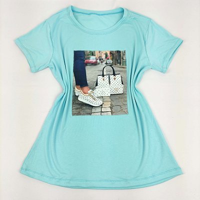 Camiseta Feminina T-Shirt Azul Água com Acessórios Estampa Tênis e Bolsa