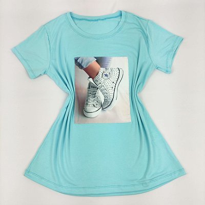 Camiseta Feminina T-Shirt Azul Água com Acessórios Estampa Tênis Star Branca