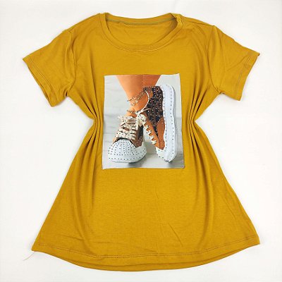 Camiseta Feminina T-Shirt Mostarda com Acessórios Estampa Tênis Onça