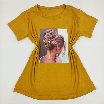 Camiseta Feminina T-Shirt Mostarda com Acessórios Estampa Moça Loira
