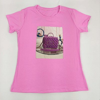 Camiseta Feminina T-Shirt Rosa Chiclete com Acessórios Estampa Bolsa Roxa