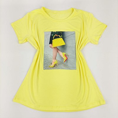 Camiseta Feminina T-Shirt Amarelo Bebê com Acessórios Estampa Scarpin e Bolsa