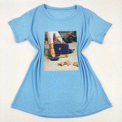 Camiseta Feminina T-Shirt Azul Claro com Acessórios Estampa Scarpin e Bolsa