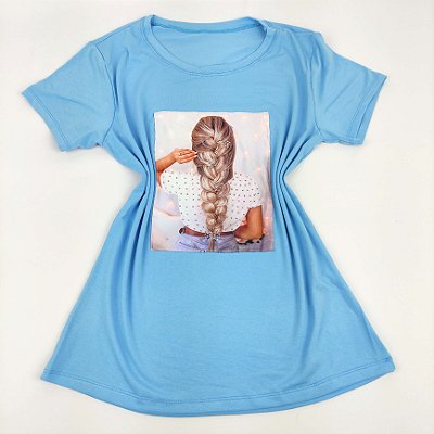 Camiseta Feminina T-Shirt Azul Claro com Acessórios Estampa Trança Loira