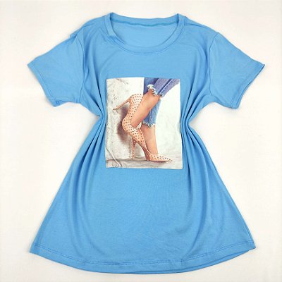 Camiseta Feminina T-Shirt Azul Claro com Acessórios Estampa Scarpin Nude