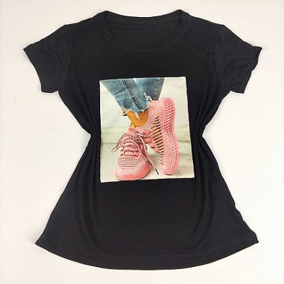 Camiseta Feminina T-Shirt Preta com Strass Estampa Tênis Rosa